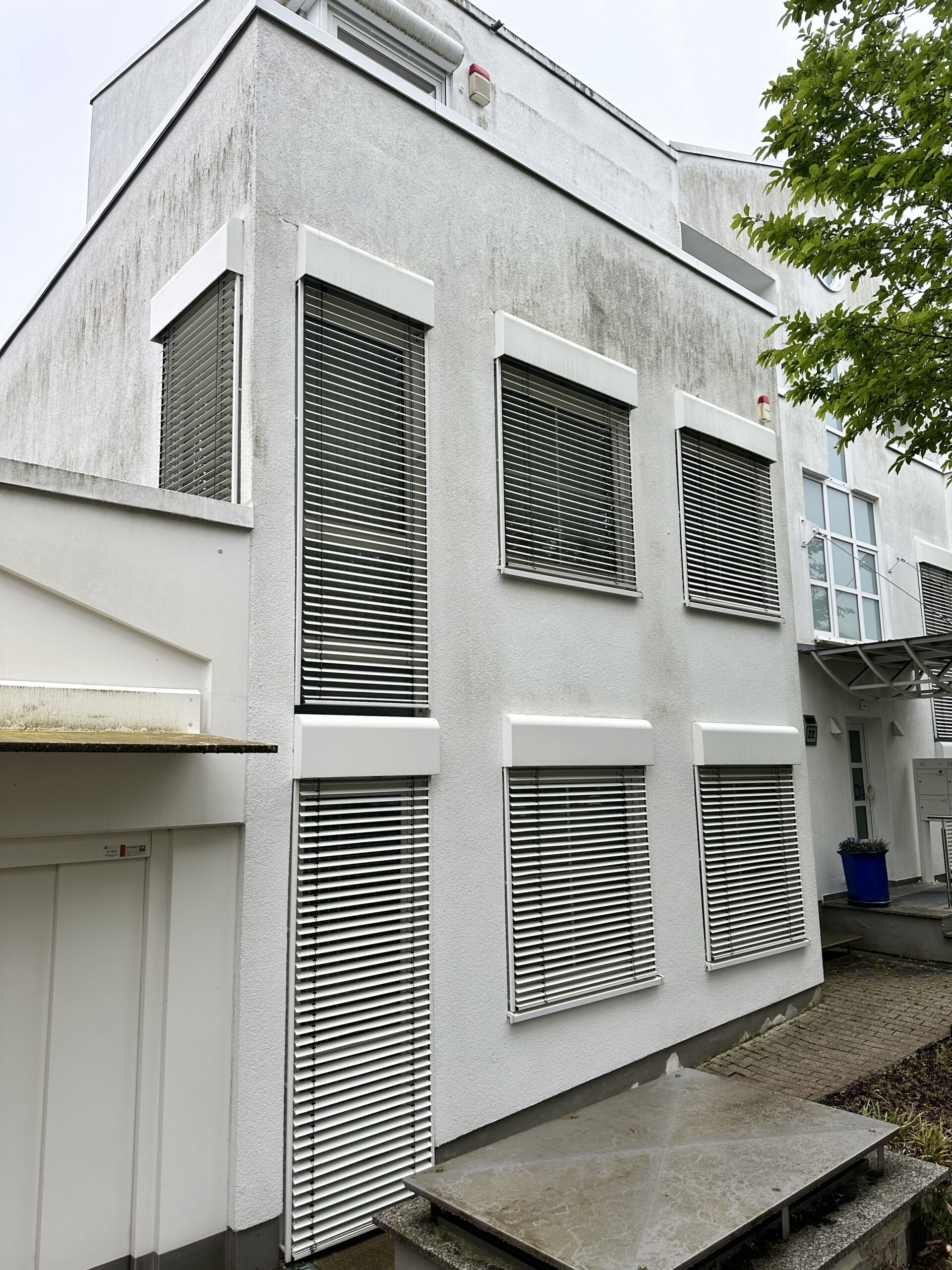 Dieselbe Fassade vor der Reinigung